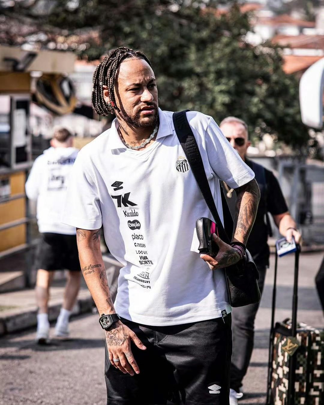 九游体育APP下载-表现优异首场状态出色，曼联观众沸腾！，内马尔重返赛场再创辉煌时刻-九游体育APP下载